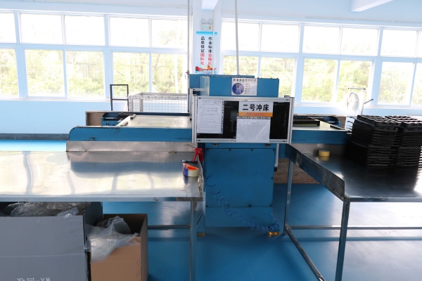 吸塑包(bao)裝生産(chǎn)車間