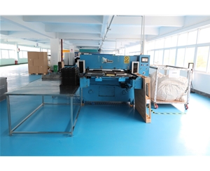 吸塑包(bao)裝生産車(chē)間