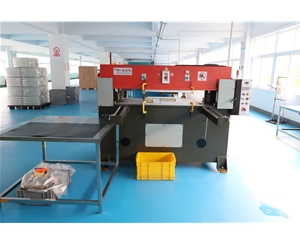 吸塑(sù)包裝生産車(chē)間